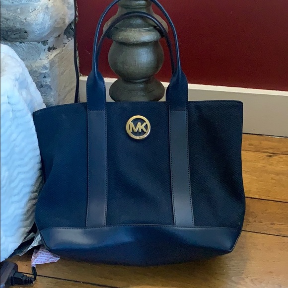 Michael Kors Hangbag - Picture 1 of 2